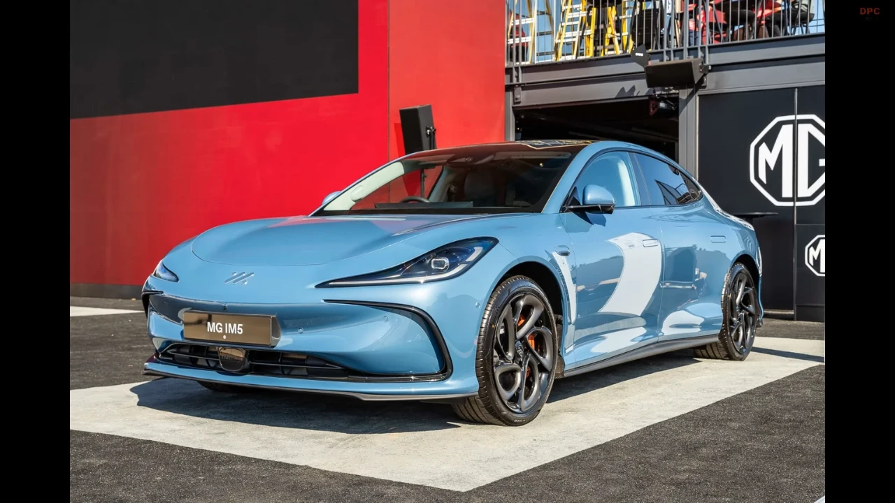 MG IM5 Elektrische Sedan in Prachtig Blauw op Goodwood Festival of Speed