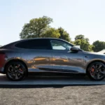 MG IM6 Elektrische SUV Compleet Zijprofiel in Premium Grijze Afwerking