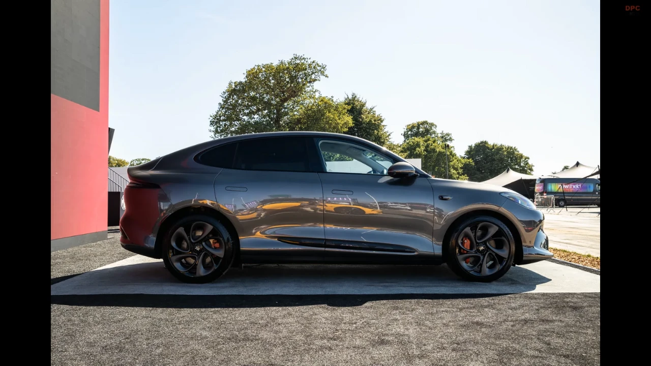 MG IM6 Elektrische SUV Compleet Zijprofiel in Premium Grijze Afwerking
