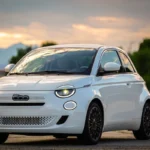 Nieuwe Fiat 500 Hybrid Vooraanzicht met 70PK FireFly Motor - 2025 Model