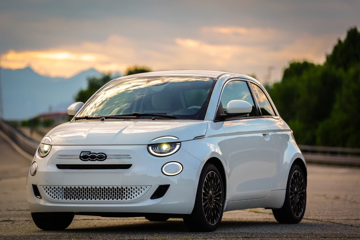 Nieuwe Fiat 500 Hybrid Vooraanzicht met 70PK FireFly Motor - 2025 Model