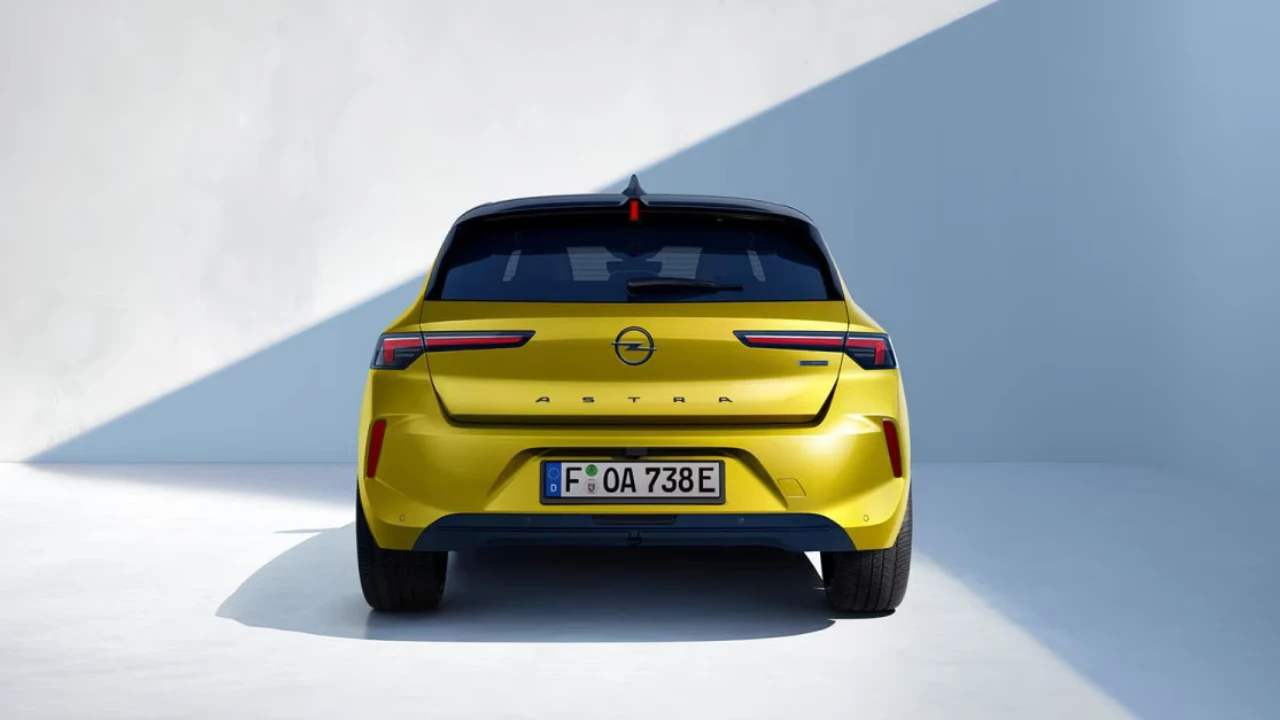 Opel Astra Plug-in Hybrid 2025 Achterdesign met LED-Achterlichten