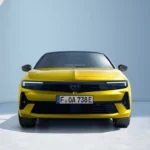 Opel Astra Plug-in Hybrid 2025 Vooraanzicht in Levendige Gele Kleur