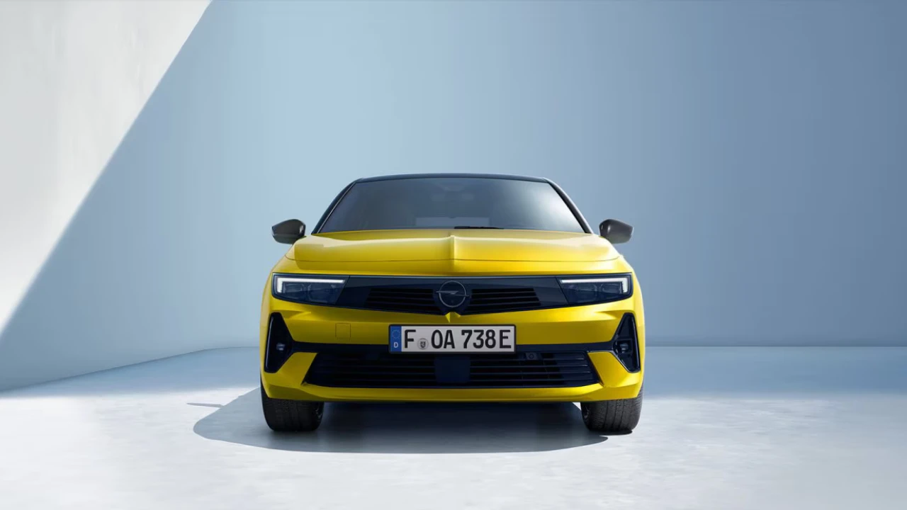 Opel Astra Plug-in Hybrid 2025 Vooraanzicht in Levendige Gele Kleur