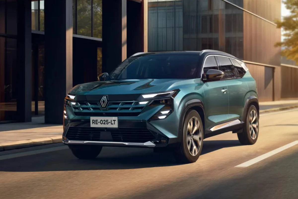 Renault Boreal 2025 - Voor Drie-Kwart Aanzicht in Stedelijke Omgeving
