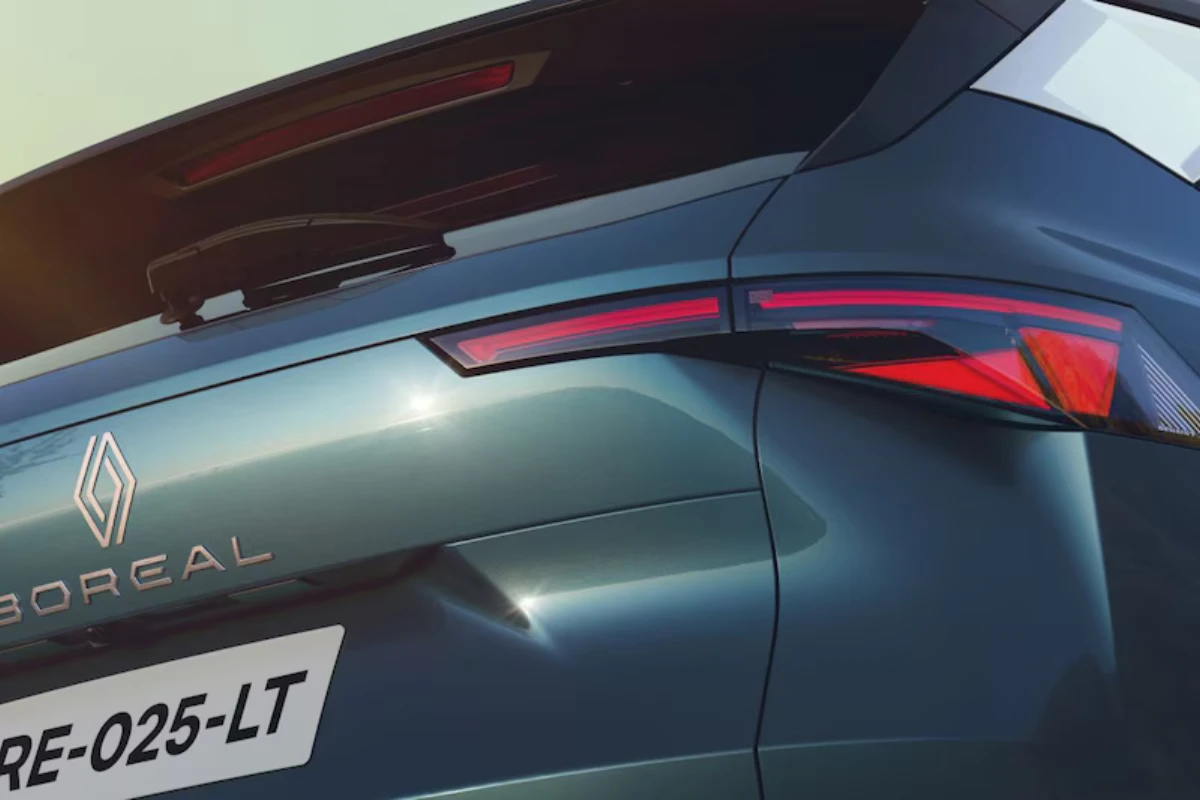Renault Boreal Achterbadge Detail met Geometrisch Achterlichtontwerp