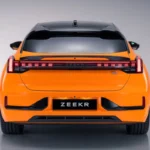 Zeekr 001 Sport Edition achteraanzicht met carbon fiber spoiler, brede LED achterlichtstrip, Speed Orange lak, ZEEKR badge en shooting brake achterprofiel op studio achtergrond