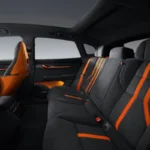 Zeekr 001 Sport Edition achterpassagiersstoelen met charcoal grey leer met oranje accent strepen, premium stikwerk, ruime cabine en consistent luxe designthema door het hele interieur