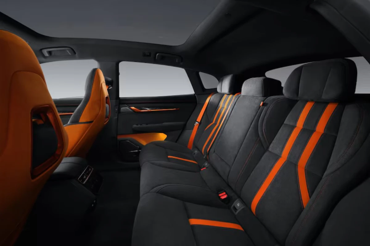 Zeekr 001 Sport Edition achterpassagiersstoelen met charcoal grey leer met oranje accent strepen, premium stikwerk, ruime cabine en consistent luxe designthema door het hele interieur