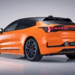 Zeekr 001 Sport Edition schuin achteraanzicht met compleet designpakket inclusief 22-inch zwarte velgen, carbon spoiler, oranje remklauwen, Speed Orange lak en luxe shooting brake verhoudingen