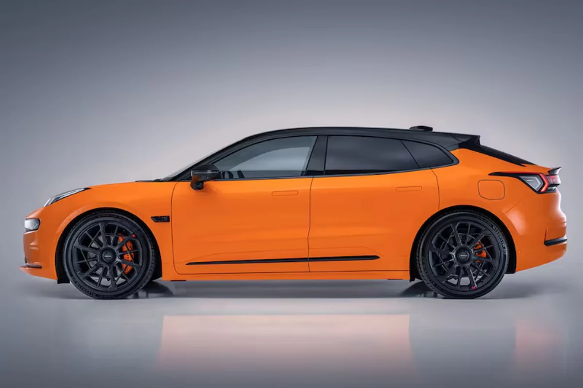 Compleet zijprofiel van Zeekr 001 Sport Edition met luxe shooting brake verhoudingen, 22-inch zwarte velgen met oranje remklauwen, carbon spiegelkappen, Speed Orange lak met zwart dak
