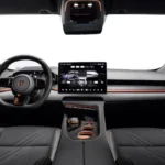 Zeekr 001 Sport Edition interieur dashboard met oranje accent details, groot centraal touchscreen, premium stuurwiel, charcoal grey en oranje kleurenschema en luxe cabine afwerking