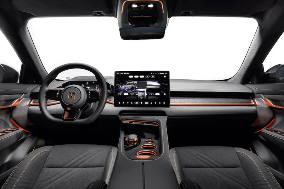 Zeekr 001 Sport Edition interieur dashboard met oranje accent details, groot centraal touchscreen, premium stuurwiel, charcoal grey en oranje kleurenschema en luxe cabine afwerking