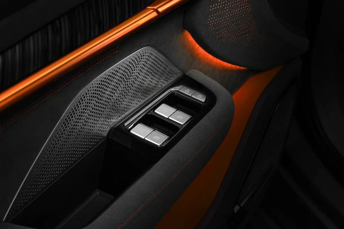 Zeekr 001 Sport Edition interieur deurpaneel met oranje accent verlichting, premium zwarte materialen, speaker roosters, raam bedieningsknoppen en exclusieve oranje ambiënt verlichting details