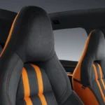 Zeekr 001 Sport Edition voorstoelen met charcoal grey leer met oranje accent strepen, premium stikwerk, hoofdsteunen en exclusieve kleurcombinatie uniek voor Sport Edition