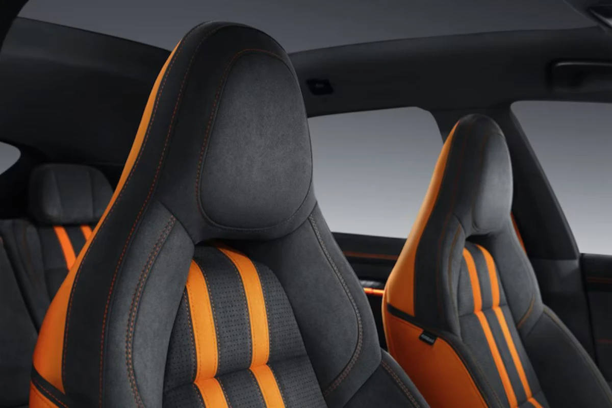 Zeekr 001 Sport Edition voorstoelen met charcoal grey leer met oranje accent strepen, premium stikwerk, hoofdsteunen en exclusieve kleurcombinatie uniek voor Sport Edition