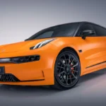 Zeekr 001 Sport Edition zijaanzicht met carbon fiber spiegelkappen, aerodynamische zijdelen, Speed Orange lak met zwart dak en performance-georiënteerde houding