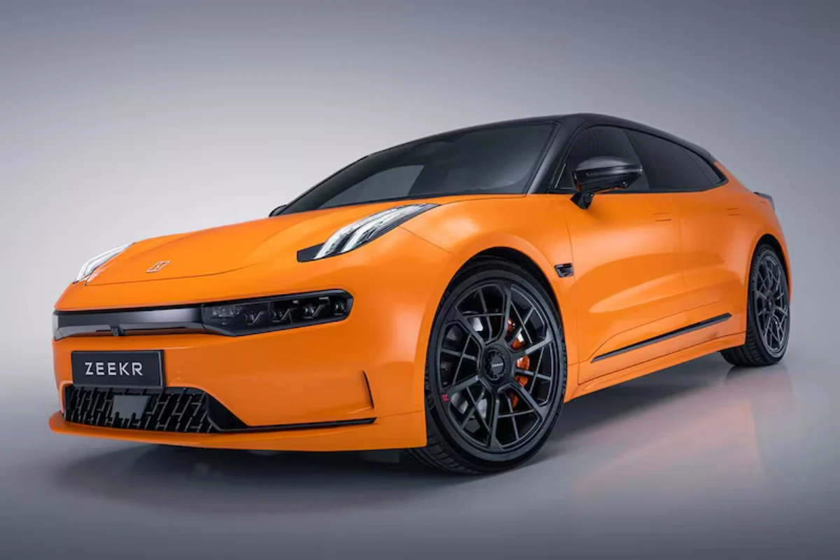 Zeekr 001 Sport Edition zijaanzicht met carbon fiber spiegelkappen, aerodynamische zijdelen, Speed Orange lak met zwart dak en performance-georiënteerde houding