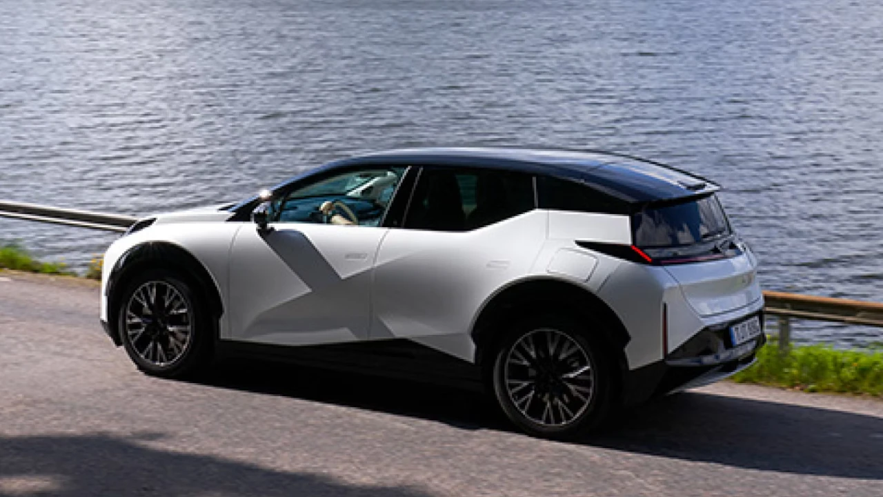 Achter driekwart aanzicht van witte Zeekr X elektrische SUV gepositioneerd bij waterkant met verfijnd achterdesign, premium wielen en elegante verhoudingen