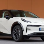 Driekwart vooraanzicht van witte Zeekr X elektrische crossover met zwart contrastdak, meerspaaks wielen en moderne SUV-verhoudingen
