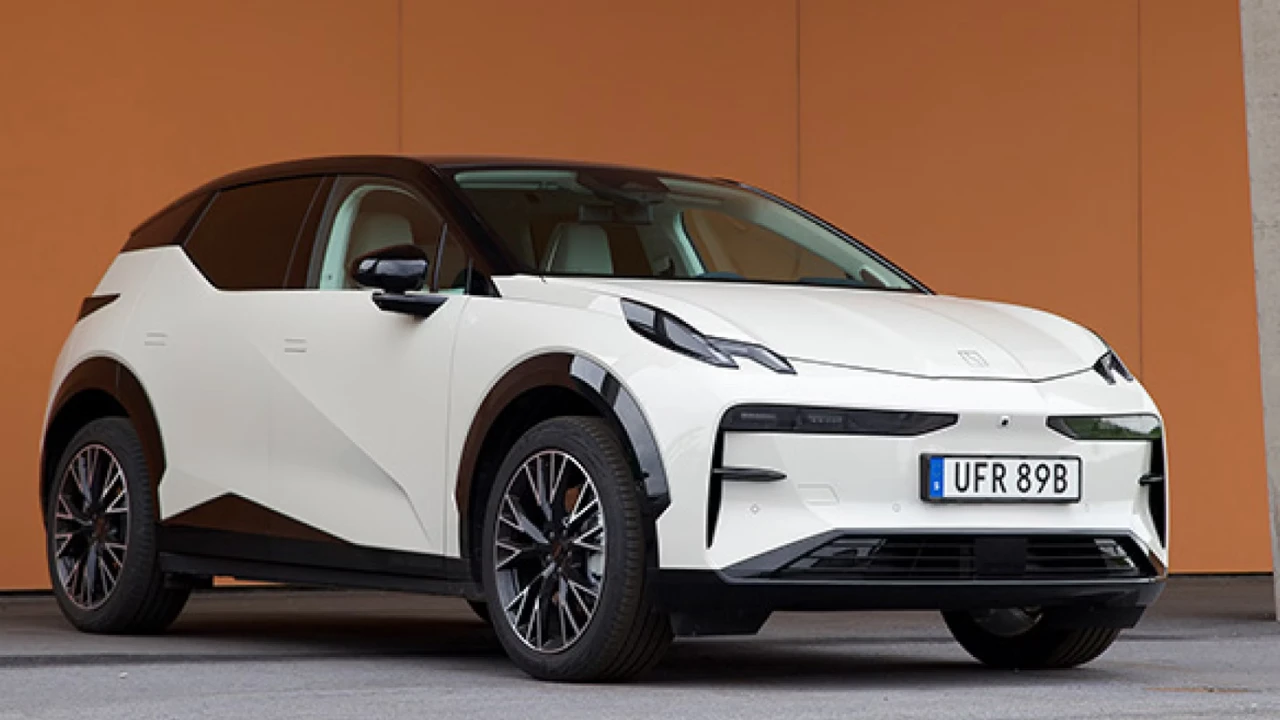 Driekwart vooraanzicht van witte Zeekr X elektrische crossover met zwart contrastdak, meerspaaks wielen en moderne SUV-verhoudingen