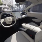 Interieur dashboardzicht van Zeekr X met moderne cockpit met groot centraal touchscreen, uniek stuurontwerp en witte lederen stoelen
