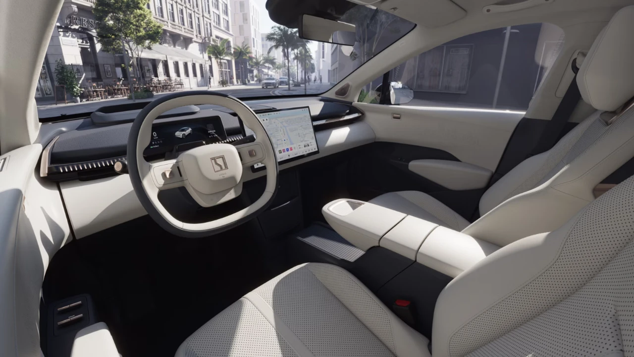 Interieur dashboardzicht van Zeekr X met moderne cockpit met groot centraal touchscreen, uniek stuurontwerp en witte lederen stoelen