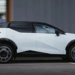 Zijprofiel van witte Zeekr X elektrische SUV in beweging met aerodynamisch design, unieke wielpatronen en dynamische crossover-verhoudingen