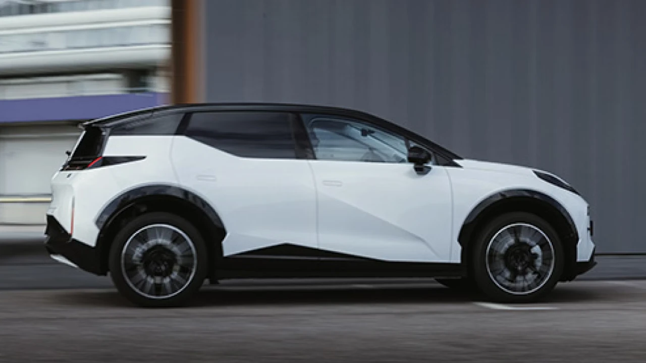 Zijprofiel van witte Zeekr X elektrische SUV in beweging met aerodynamisch design, unieke wielpatronen en dynamische crossover-verhoudingen