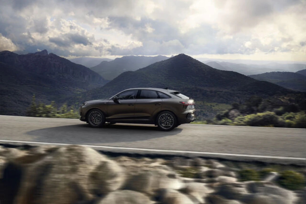 2025 Audi Q3 Sportback Donkergrijs Bergweg Dynamisch Rijden Prestaties
