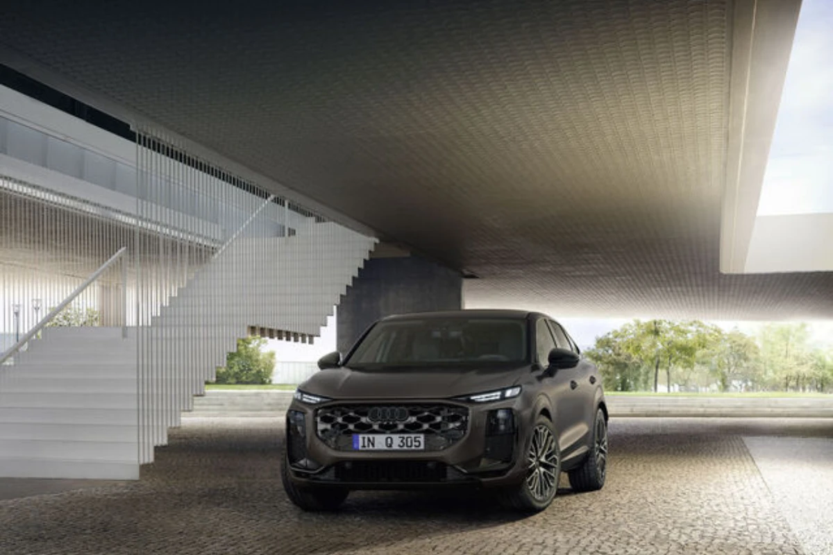 2025 Audi Q3 Sportback Donkergrijs Ondergrondse Parkeergarage Architecturaal Design
