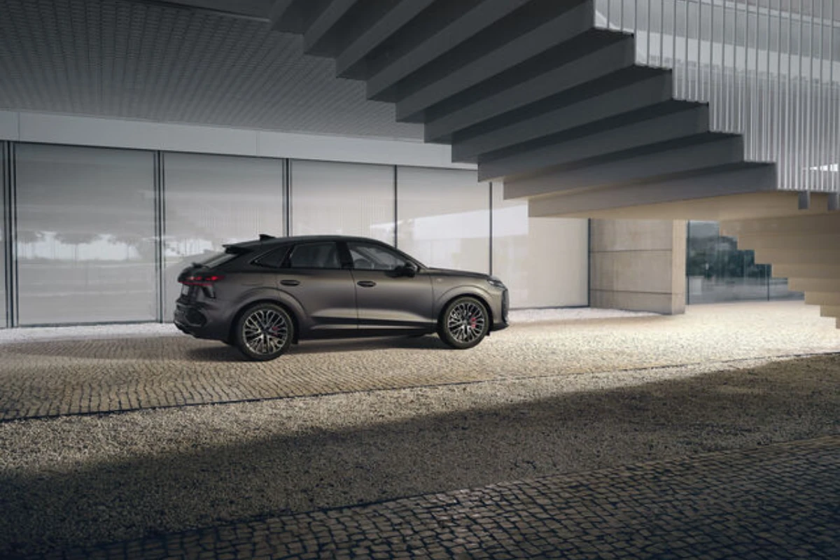 2025 Audi Q3 Sportback Donkergrijs Zijprofiel Architecturale Omgeving
