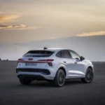 2025 Audi Q3 Sportback Wit Achter Driekwart Zonsondergang Coupé Profiel