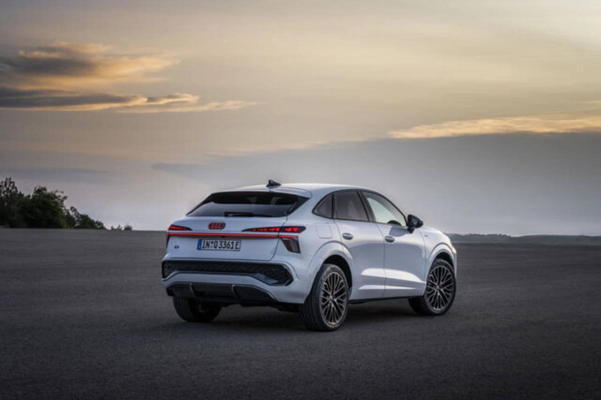 2025 Audi Q3 Sportback Wit Achter Driekwart Zonsondergang Coupé Profiel