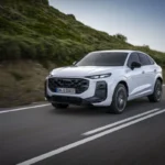 2025 Audi Q3 Sportback Wit Dynamisch Voor Driekwart Weg Beeld