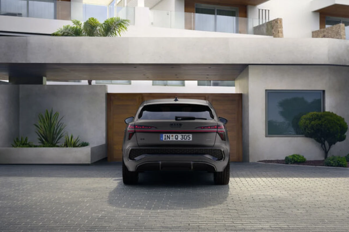 2025 Audi Q3 Sportback Wit Thuisgarage Moderne Architectuur Laden