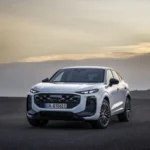 2025 Audi Q3 Sportback Wit Voor Statisch Zonsondergang Landschap Beeld