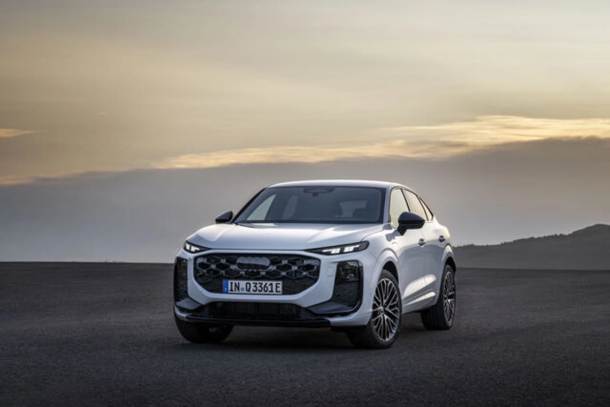 2025 Audi Q3 Sportback Wit Voor Statisch Zonsondergang Landschap Beeld