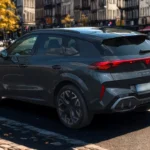 2025 Cupra Terramar achter drie-kwart aanzicht met driehoekige LED achterlichten en CUPRA branding op donkere metallic SUV