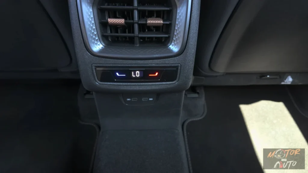 2025 Cupra Terramar achter klimaatbediening met derde zone temperatuurinstellingen en USB poorten