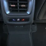 2025 Cupra Terramar achter klimaatbediening met derde zone temperatuurinstellingen en USB poorten
