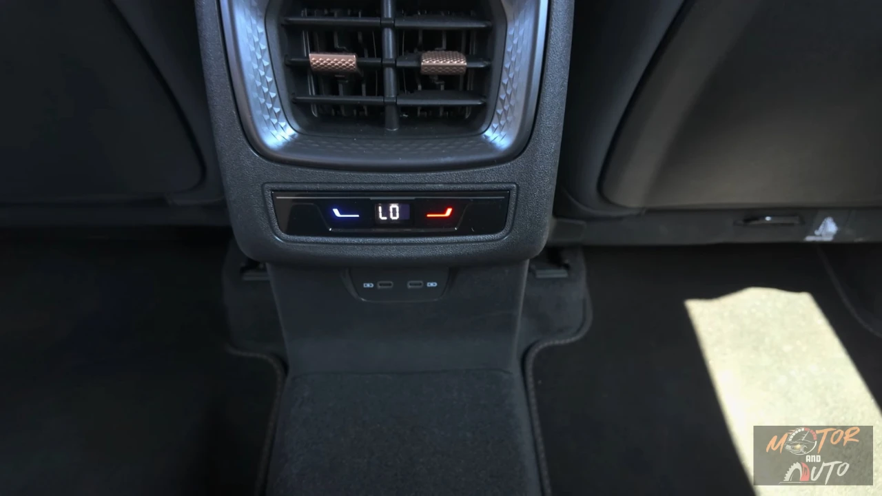 2025 Cupra Terramar achter klimaatbediening met derde zone temperatuurinstellingen en USB poorten