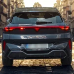 2025 Cupra Terramar achteraanzicht met LED lichtbalk over de achterklep en verlichte CUPRA branding