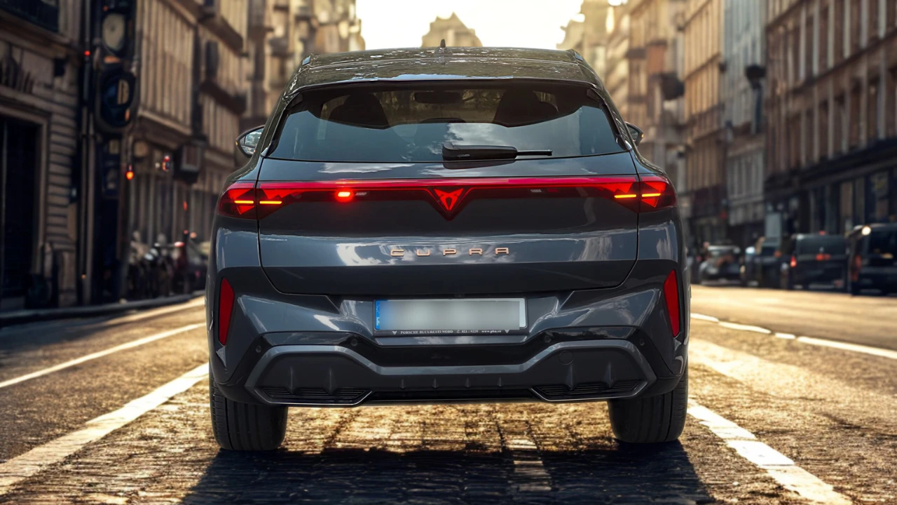 2025 Cupra Terramar achteraanzicht met LED lichtbalk over de achterklep en verlichte CUPRA branding