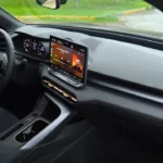 Bijrijderszijde dashboard van 2025 Cupra Terramar met koperen luchtroosters en modern interieurdesign