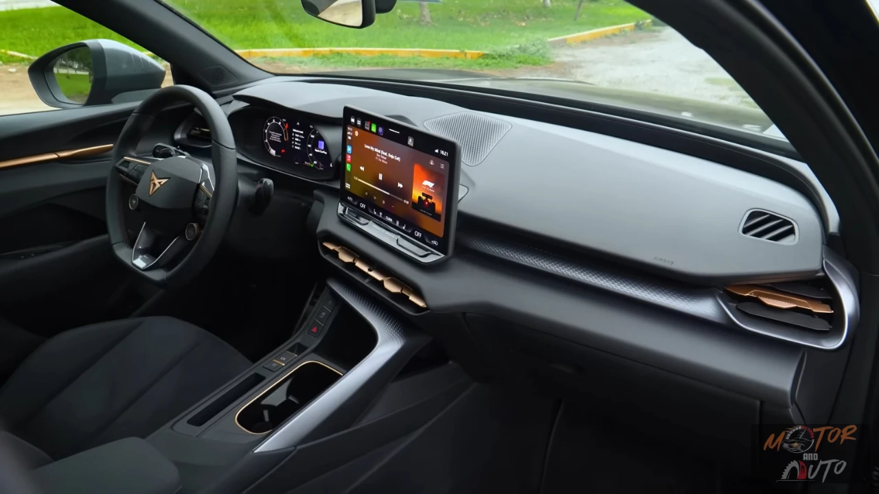 Bijrijderszijde dashboard van 2025 Cupra Terramar met koperen luchtroosters en modern interieurdesign