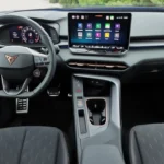 Volledig dashboardoverzicht van 2025 Cupra Terramar met Virtual Cockpit, touchscreen en stuurwiel