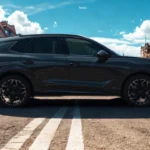 2025 Cupra Terramar zijprofiel met complete voertuigproporties en lichtmetalen velgen in stedelijke omgeving