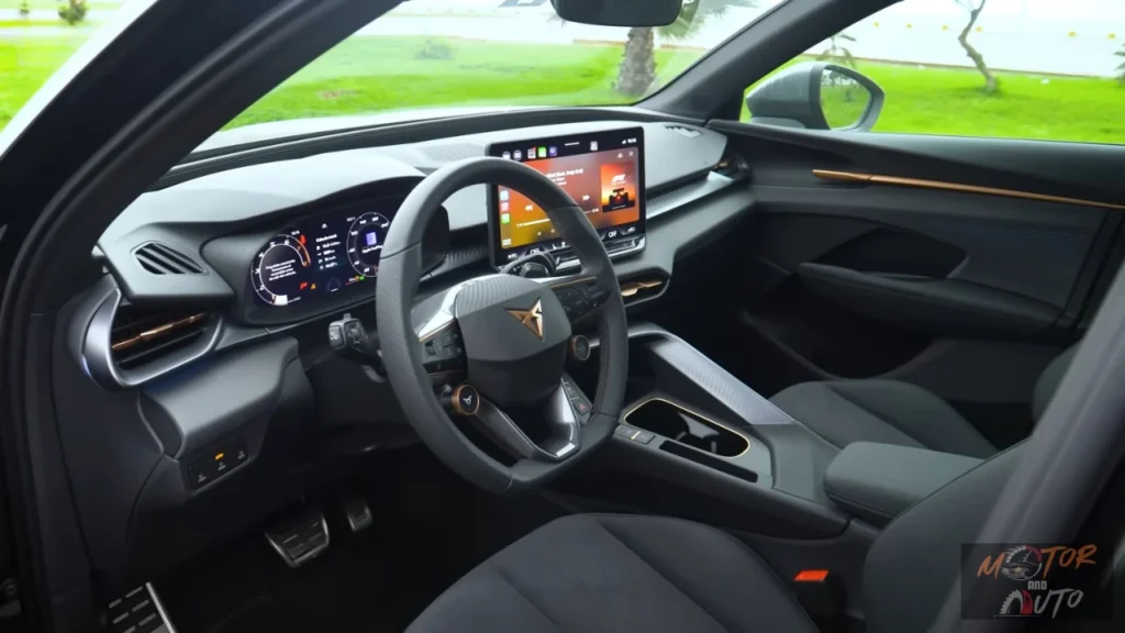 2025 Cupra Terramar dashboard met 12,9-inch touchscreen, digitaal instrumentenpaneel en koperen designelementen