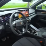 2025 Cupra Terramar dashboard met 12,9-inch touchscreen, digitaal instrumentenpaneel en koperen designelementen